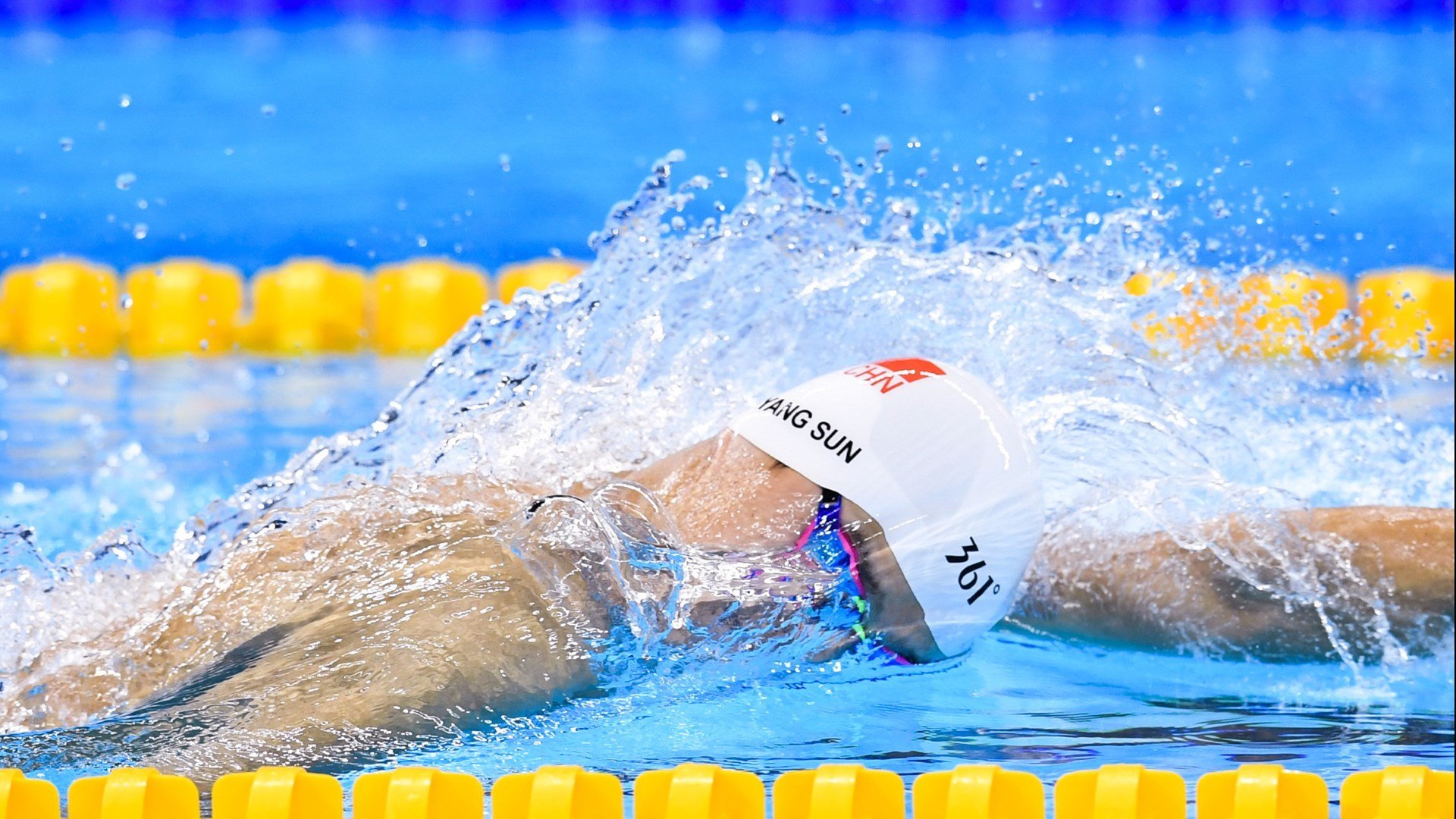 球迷狂热加油声不断，球队士气高涨，球迷加油图片