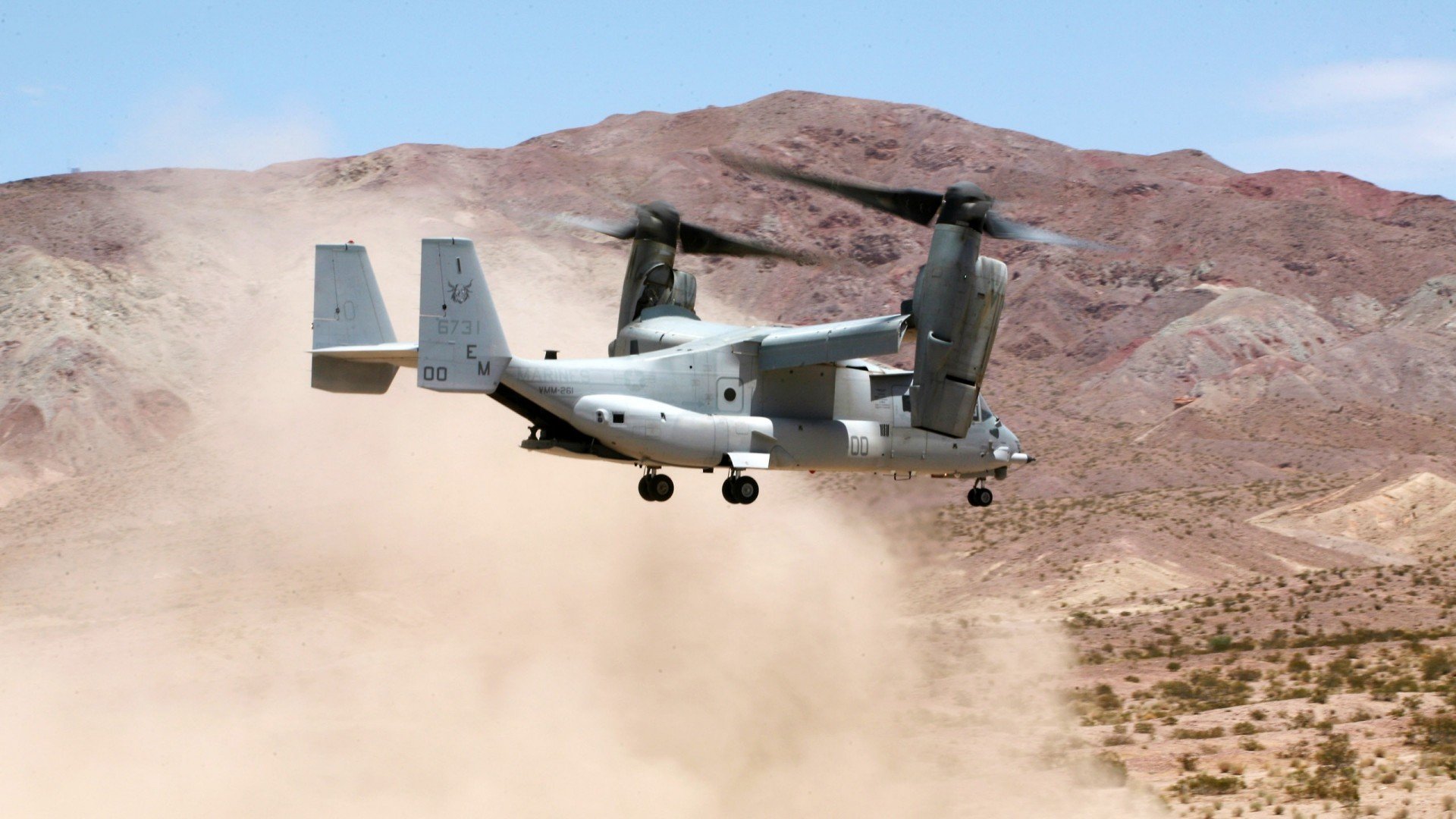 赫罗纳紧密配合拉扯防线完成突破，赫罗纳队徽