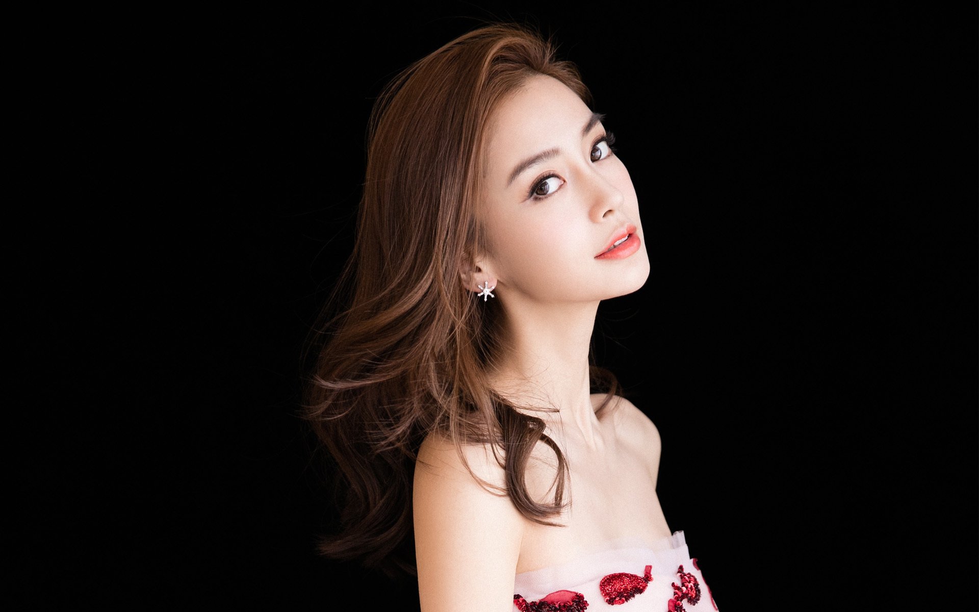 李恩：全黑队中场的稳定器，为球队进攻提供持续支持，搜索李恩